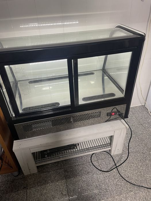 Vand vitrina rece sau calda de banc