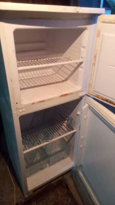 Продаётся полурабочий холодильник