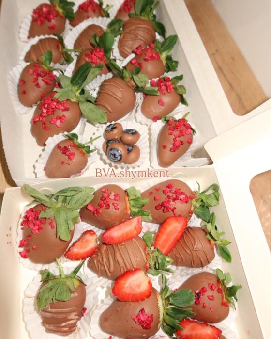 Клубника в шоколаде бокс со сладостями