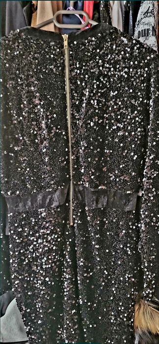 Официална рокля с блестящи черни пайети.