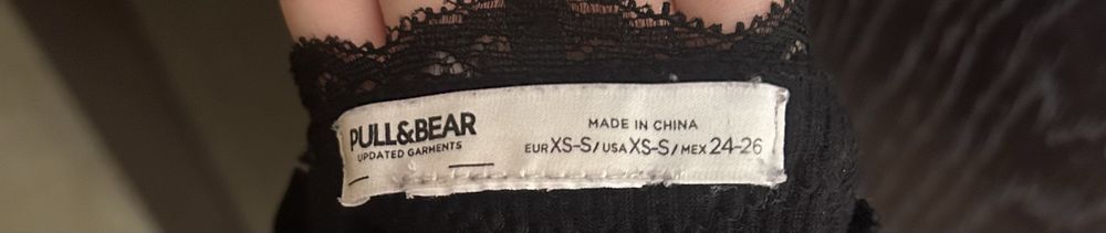 Черен потник с дантела Pull&Bear