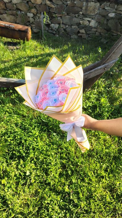 Различните букети от вечни сатенени рози, подходящи за всеки повод.