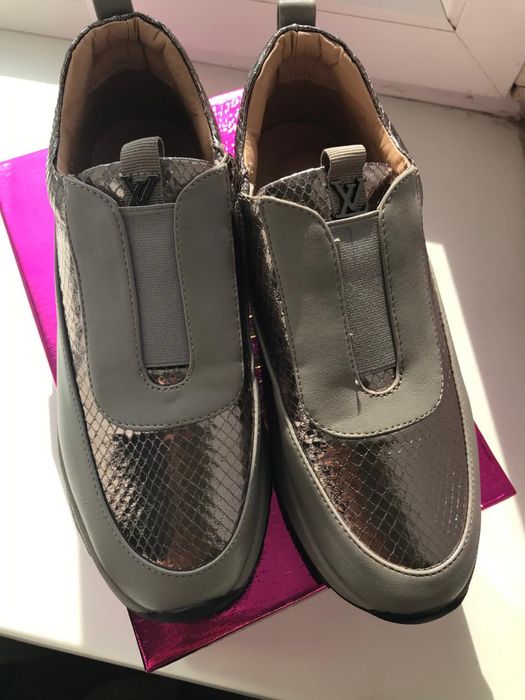 Кроссовки женские