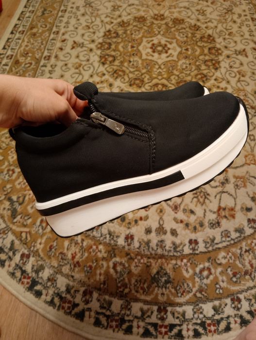 Продам ботинки женские