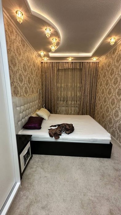 Ижарага берилади 3 хонали 5 этаж 500$. Адрес Аэропорт.