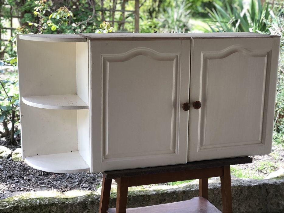 Три врати на шкафа с дръжки, Кухненски шкаф, изработен от дърво