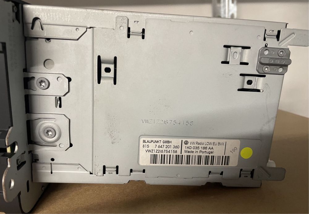 Продавам ориг радио Car Audio Cd VW Seat skoda golf sharan tiguan tour