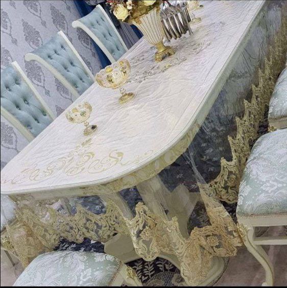 Скатерть с кружевами и бахромой.