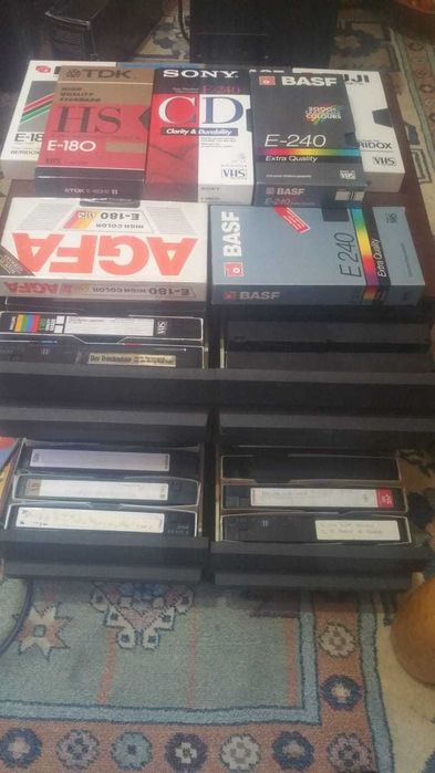 Viniluri,casete audio-video ,CD.uri ,banda magnetofon si camera v.