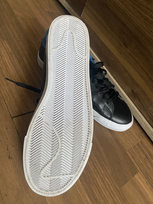 Adidasi Nike aprope noi