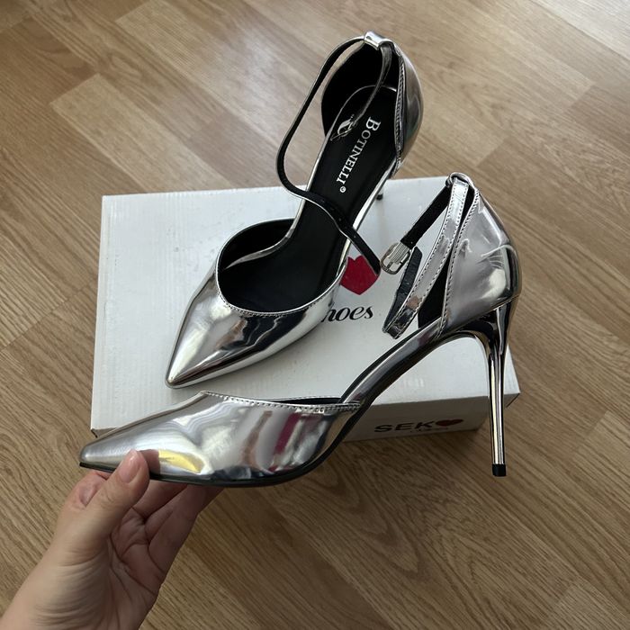 Pantofi argintii cu toc