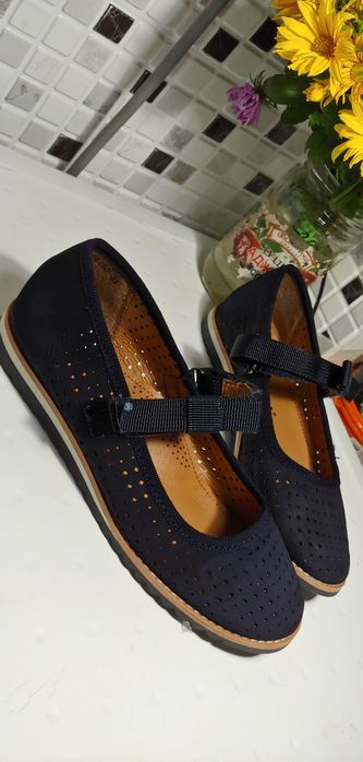 Продам обувь : сандали , ботинки и т.д. на девочку 33 размер