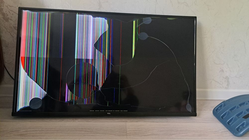 Телевизор сломанный TCL.    Юг.