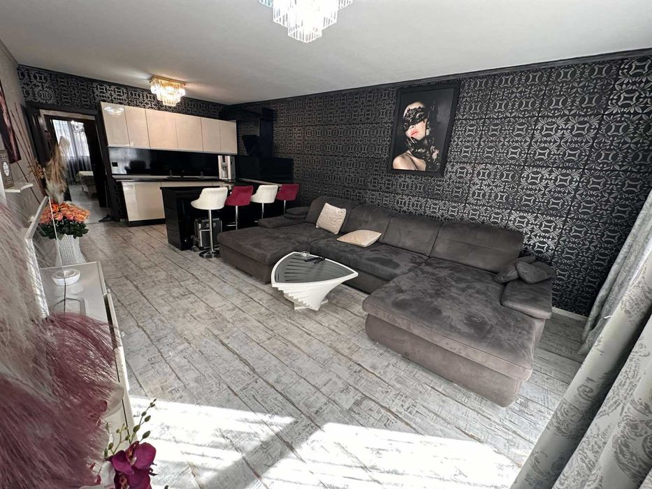 Луксозно обзаведен Тристаен апартамент с 2 паркоместа , ж.к. Левски