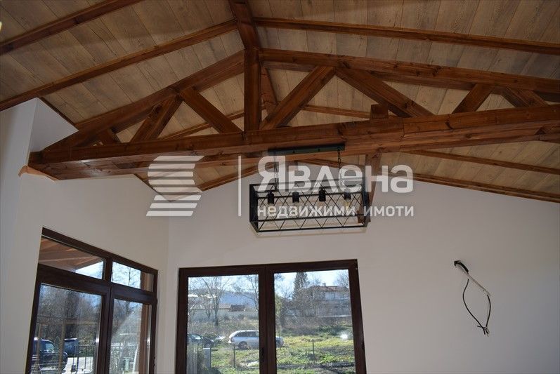 Агенция Явлена продава готова, едноетажна къща с п