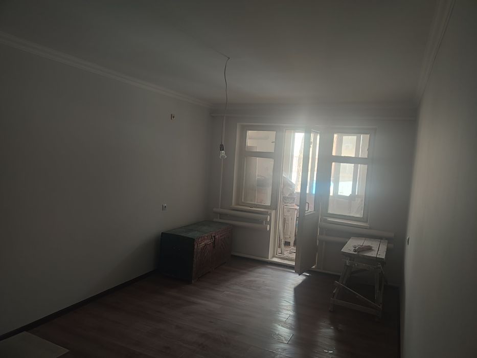 22 микрорайонда васток магазиннин артинда 1 эт жайласкан кв сатылады