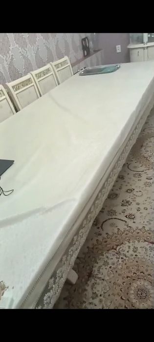 Стол 3,5 метра,продается только стол без стульев