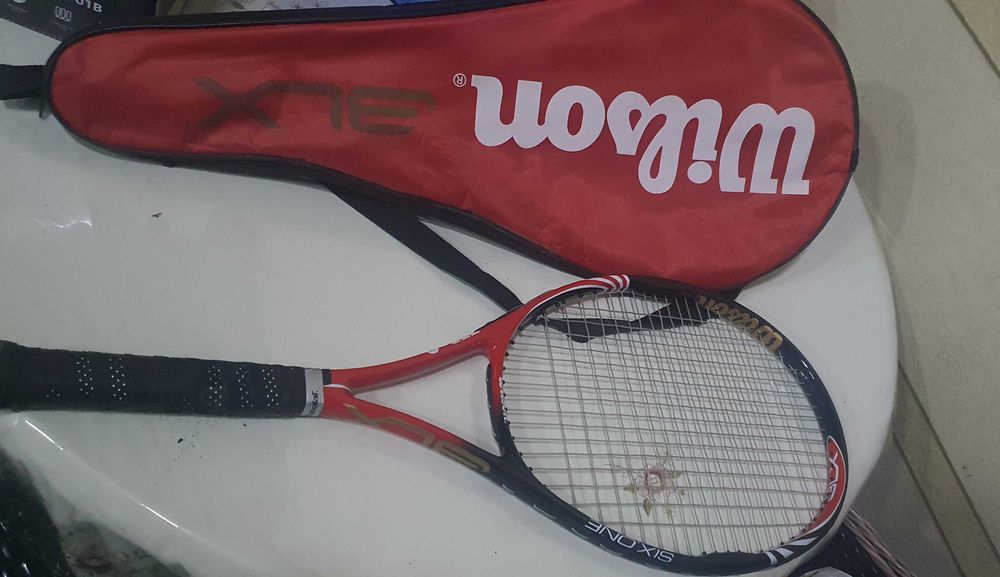 Теннисная ракетка