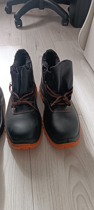 Продам спец обувь