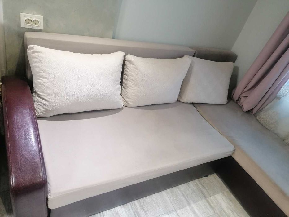 Продавам ъглов диван.