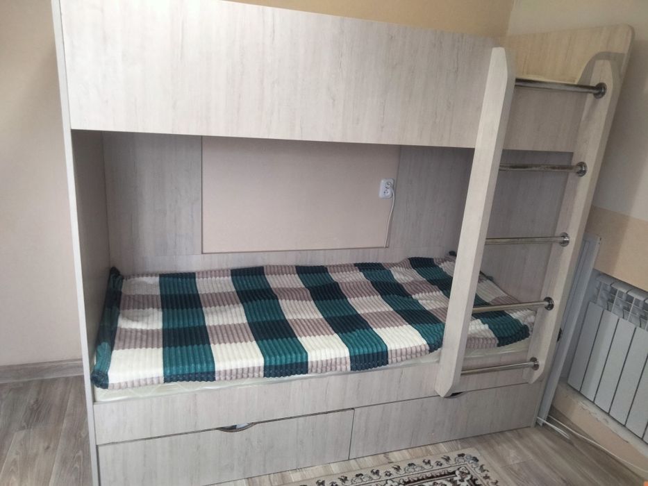 Продаются 2 двухъярусные кровати с матрасоми