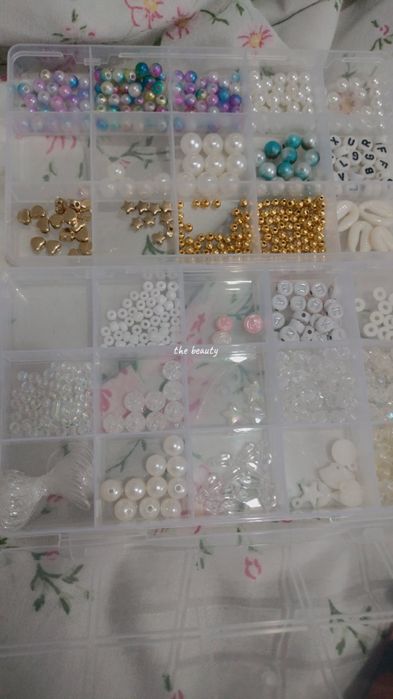 Vând brățări ,coliere ,breloguri