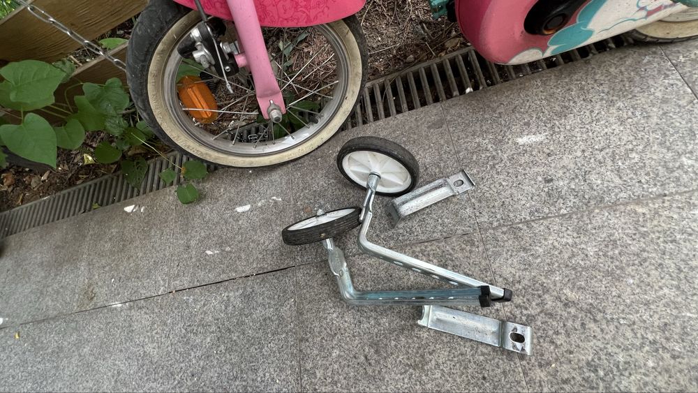 Bicicleta fetite, cu roti ajutatoare