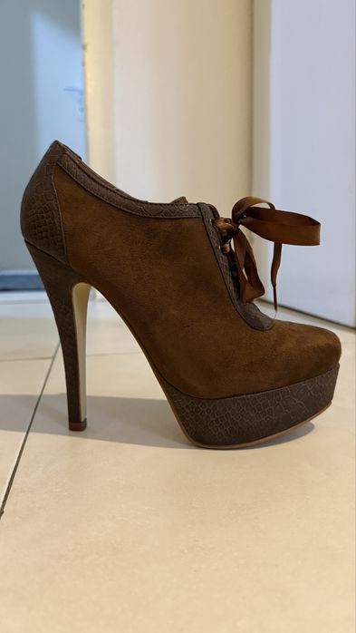 Обивки на платформа с ток, 40 номер