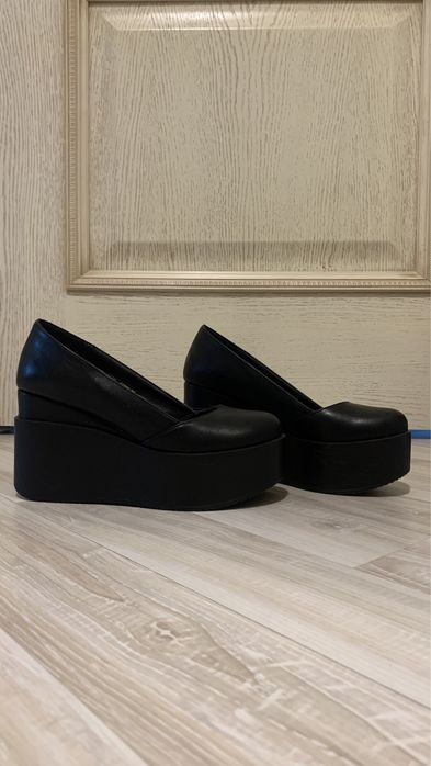 Туфли на танкетке