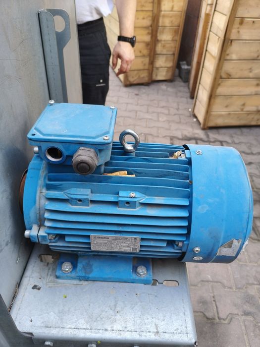 Продам двигатель электрический 5.5 кВт