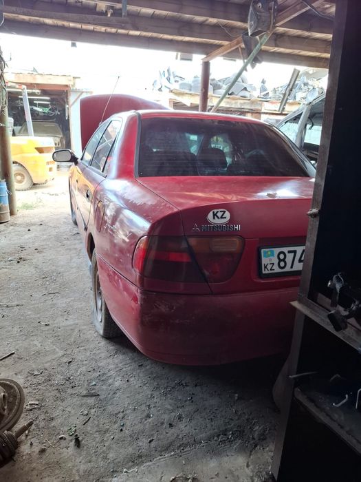 Разбираем Mitsubishi Carisma