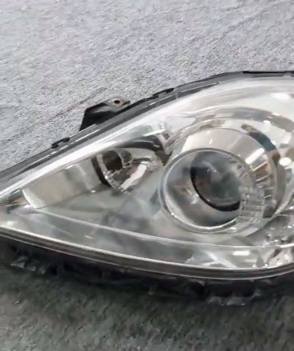 Faruri cu lupe pentru Mazda 5