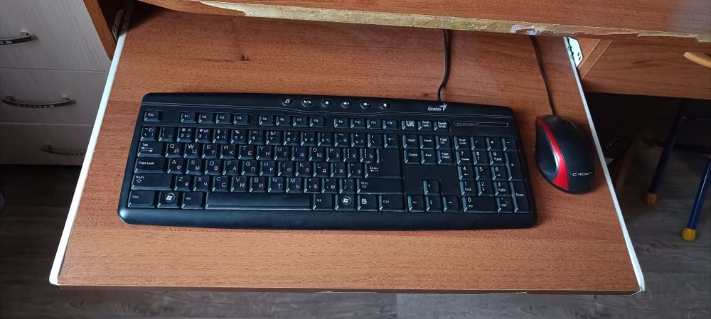 Продам школьный компьтер вместе со столом