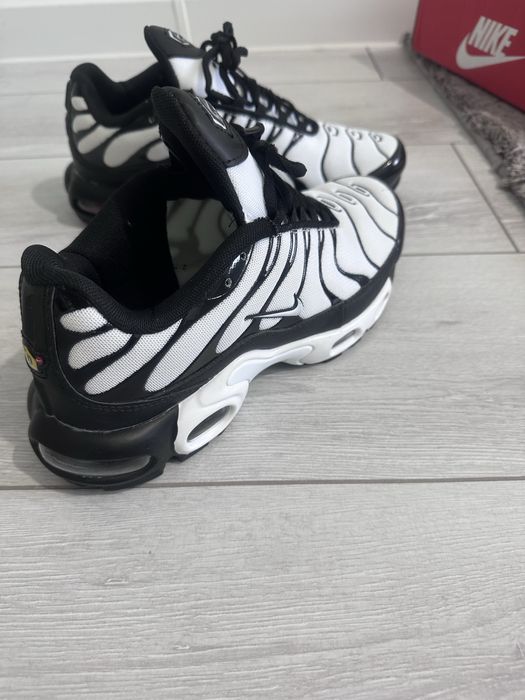 Кроссовки новые, белые удобные,