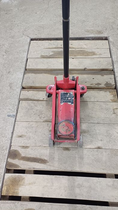 Продам домкрат на авто