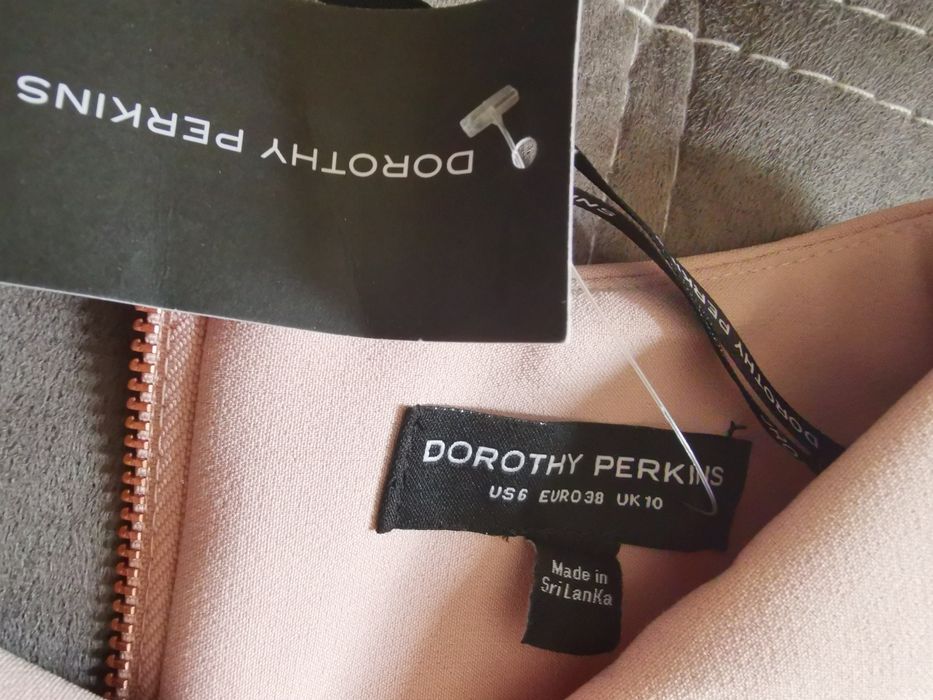 Елегантна рокля с етикет на Dorothy Perkins