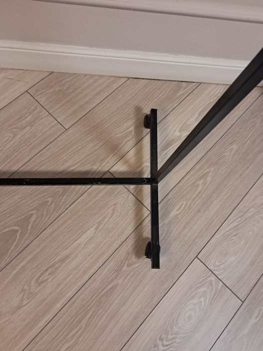 Напольная вешалка для одежды.