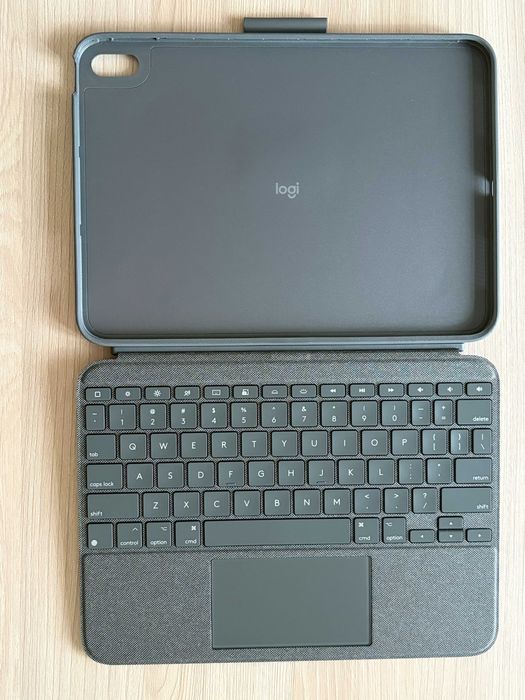 Чехол-клавиатура Logitech Combo Touch для iPad Air 11"