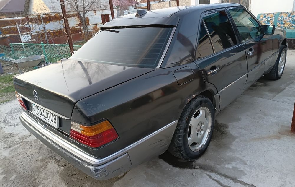 Продам машину 124 мерс