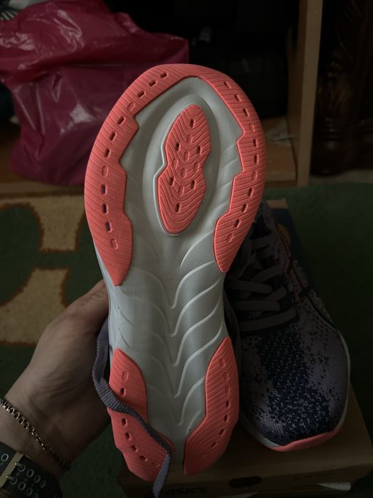 Продам новые кроссовки asics оригинал
