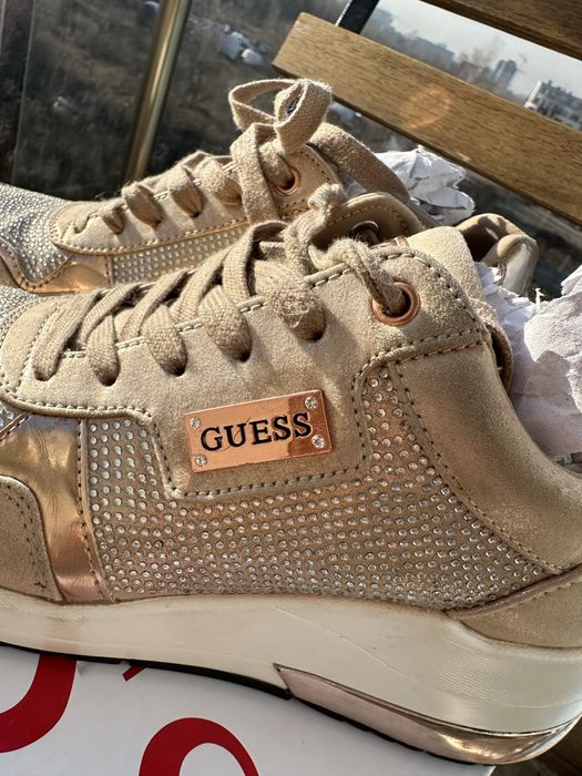 Маратонки Guess.
