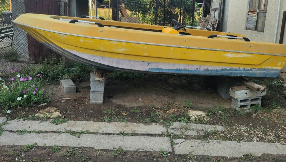Продава се лодка