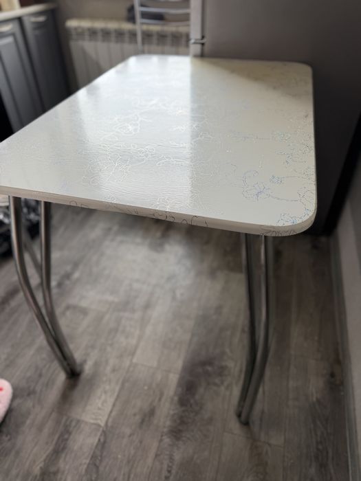 Продаю стол кухонный со стульями