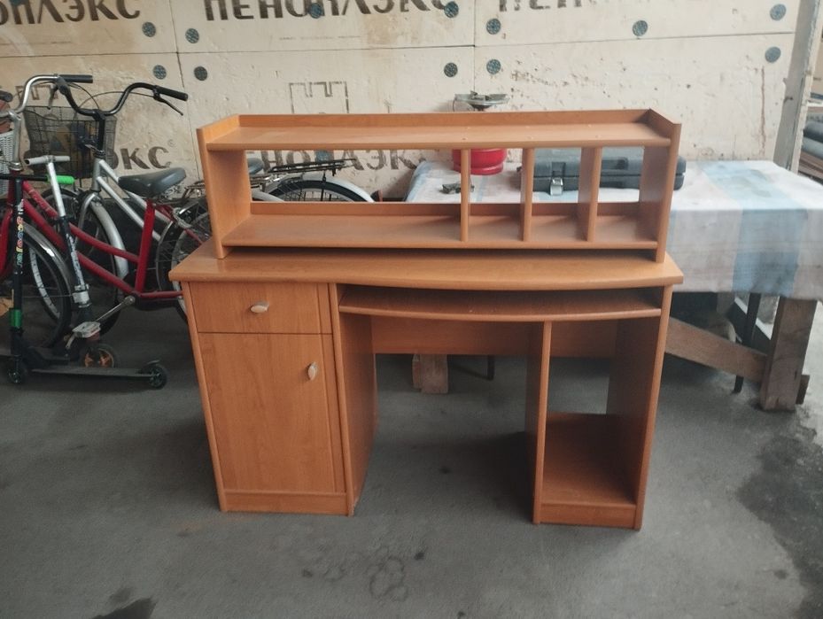 Школьный стол, шкаф,уголок
