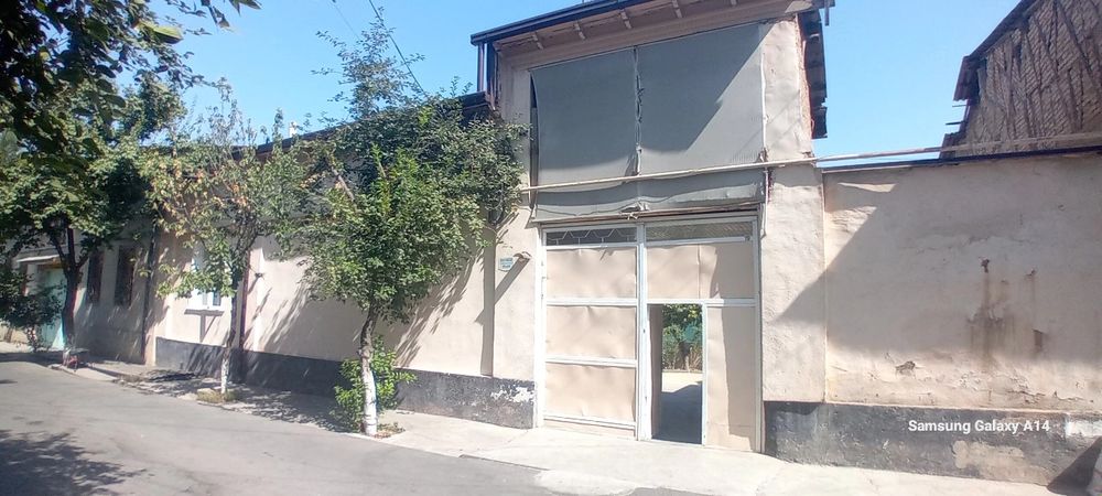 Hovli sotiladi uchaska