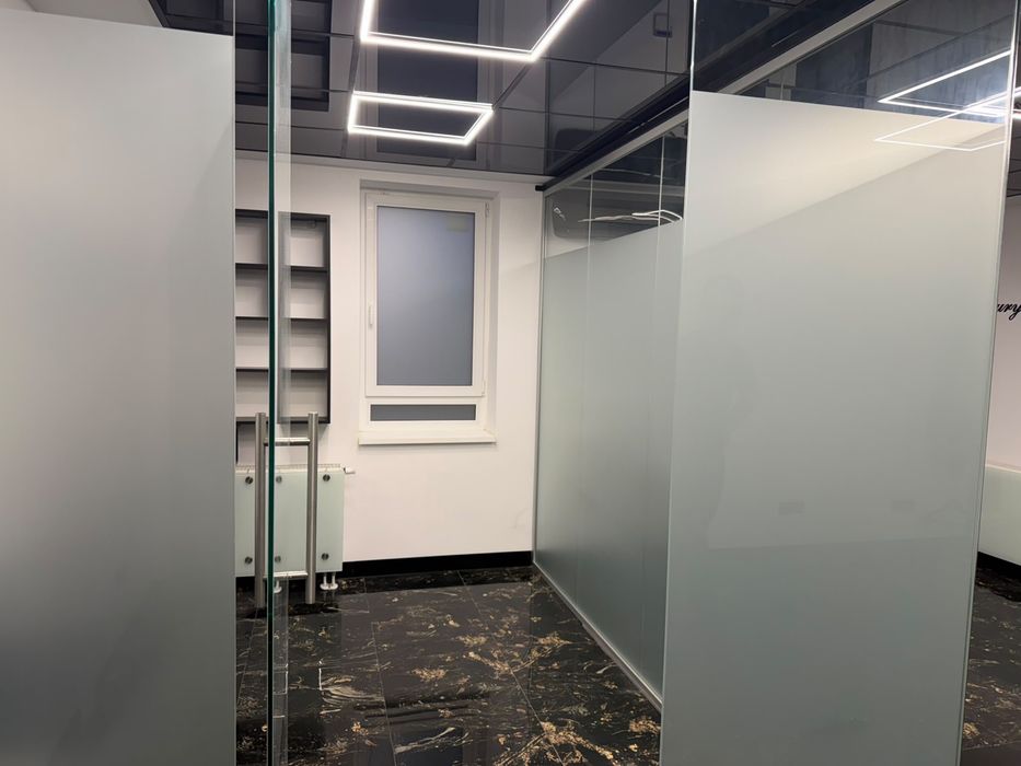 De vânzare: 1 Compartiment/Separeu din sticlă cu ușă și bandă mată - Design Modern (180x240x250 cm)