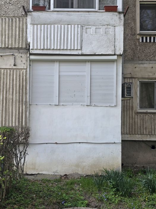 Vand garsoniera parter zona Liceul Emanuel