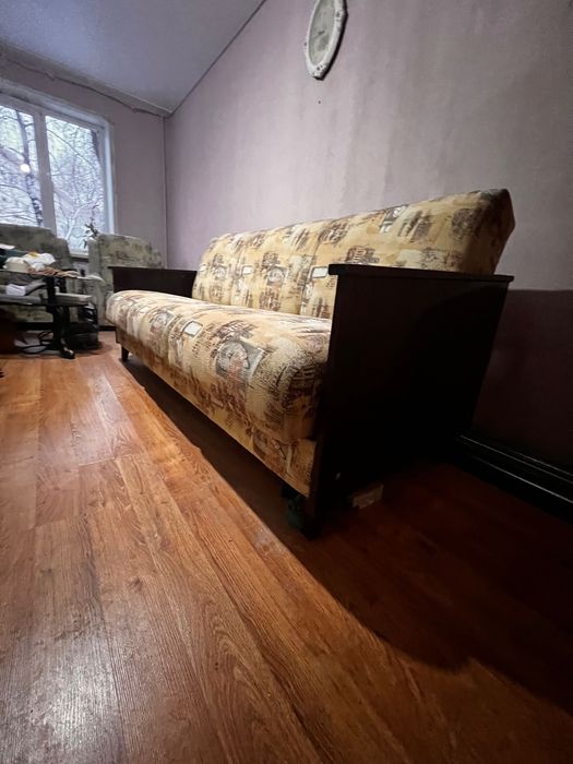 Продам диван, два кресла б/у.