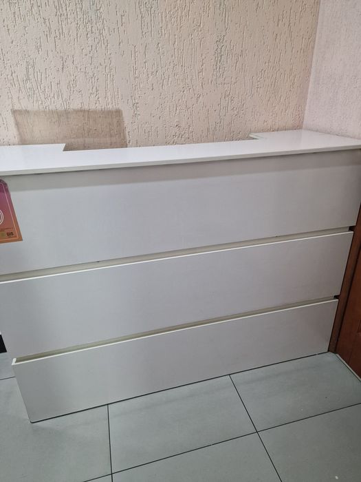 Продам рецепшен.  Белого цвета.