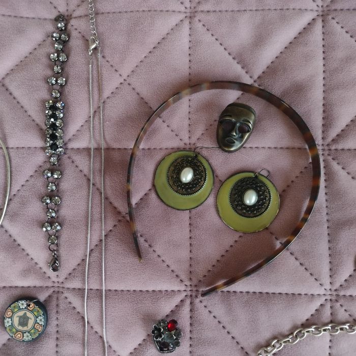 Лот бижута, обеци, колиета, гривни, медальони, брошки, диадема